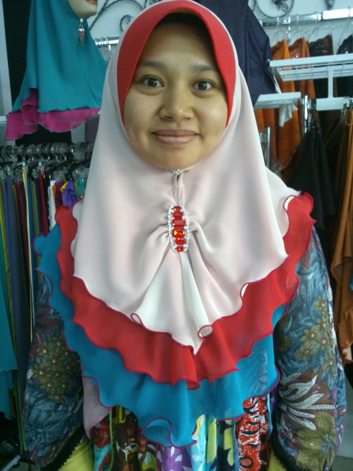 hari tersebut kelihatan sangat gembira dapat menyiapkan tudung tudung