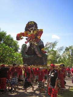 Perayaan pengrupukan Nyepi luar Bali