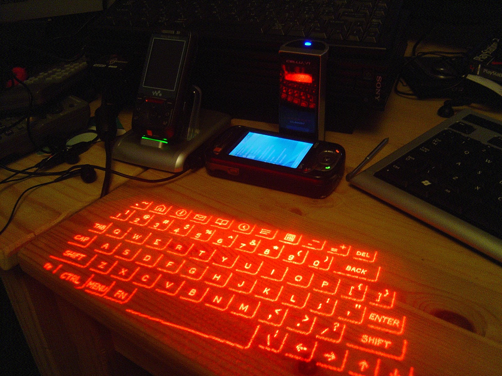 http://4.bp.blogspot.com/-sgYcCEbB0pg/TqqmIMLd7yI/AAAAAAAAB7E/UsXLcoAFkgo/s1600/ProjectionKeyboard_2.jpg