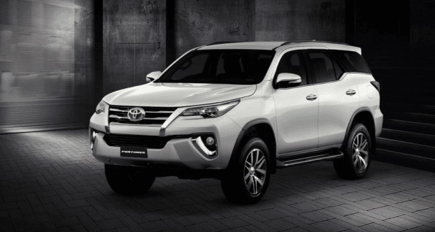 Daftar Harga 6 line up All New Fortuner di Indonesia Mobil baru All New Fortuner mengusung varian 4x2 SRZ A/T yang mengandalkan mesin bensin dengan 2.700cc, sedang untuk 4x2 mesin diesel 2.400cc ada pada varian VRZ A/T serta seri G meliputi manual dan otomatis.
