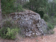 El mur del cantó nord de la barraca de vinya del Coll d'Orpí El mur del cantó nord de la barraca de vinya del Coll d'Orpí