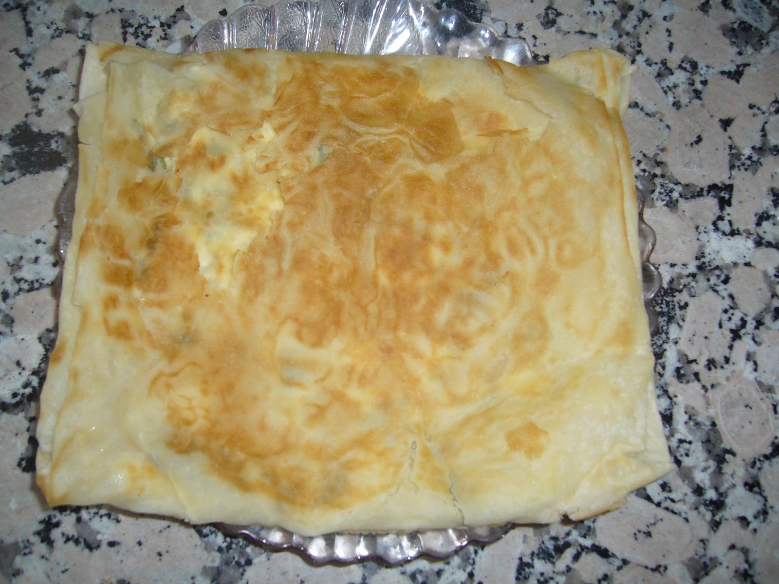 BUZLUĞA KOYMAK İÇİN BÖREK Mutfakta Biri Var