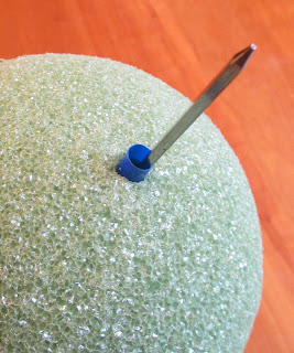Kissing ball base with straw and skewer