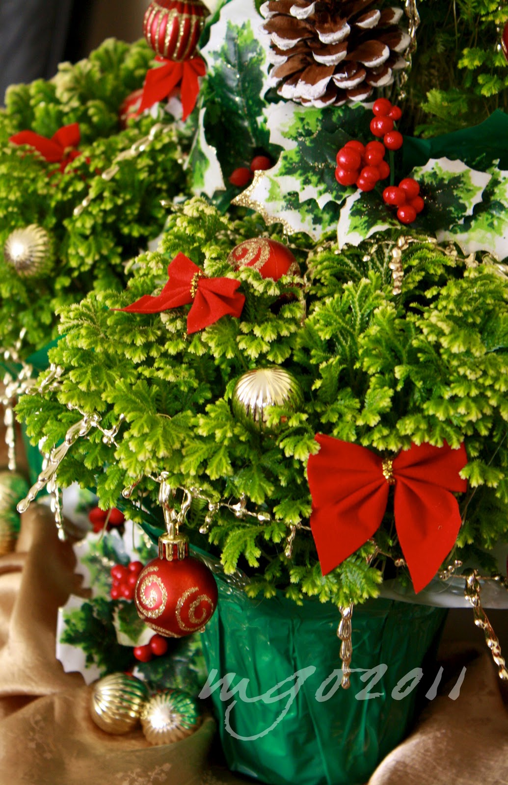 Maria's Dinner Table Christmas ferns and clove oranges