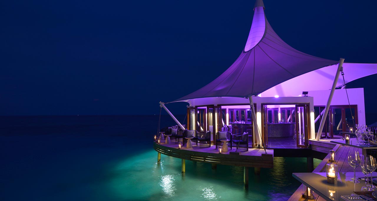 Nhà hàng dưới nước huyền ảo tại Maldives 8