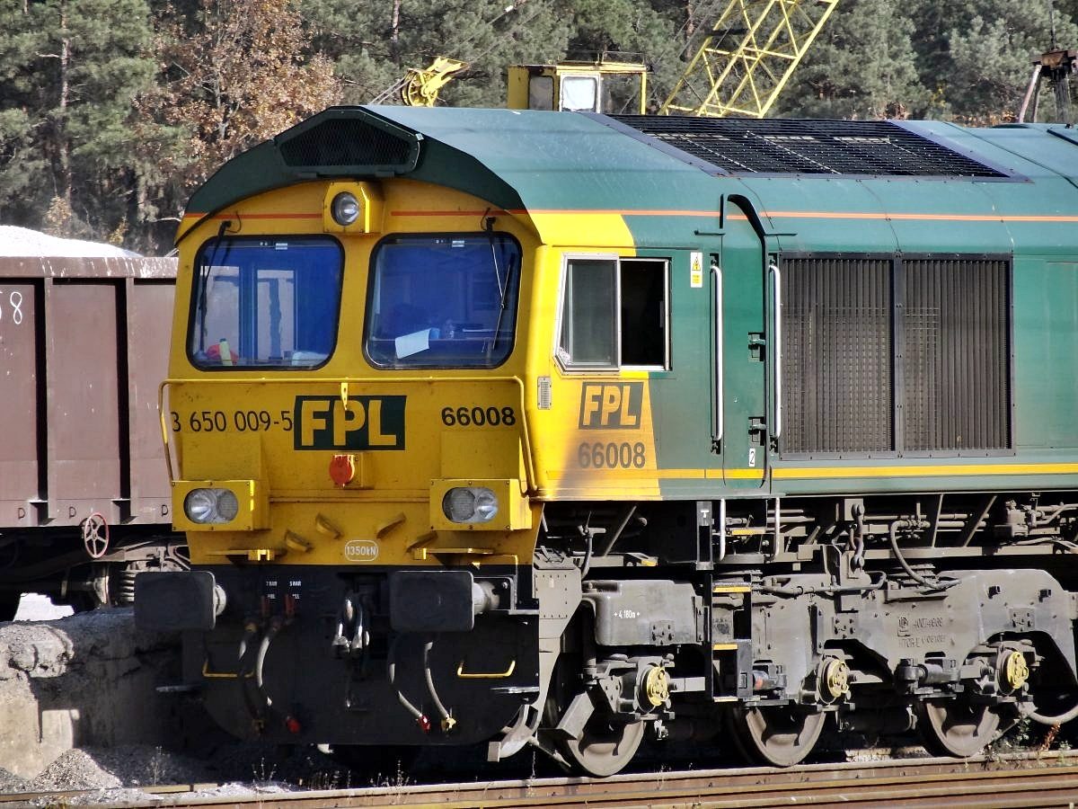 Class 66008 FPL z wagonami Eamnoss11 na towarowym Rembertowie