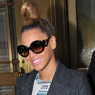 Gaya Rambut ikatan di bagian atas ala Beyonce