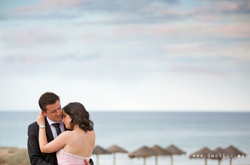 la postboda de la novia de rosa en la playa