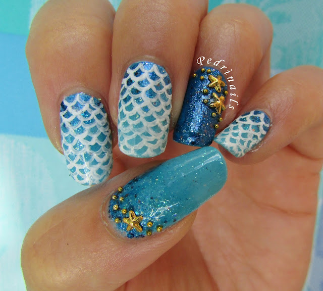 Mermeid tail nails on blue gradient base and double accent with golden starfishes placement - photo © Pedrìnails