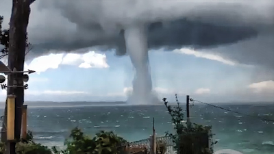 tornado gigantesco en el océano Pacífico, frente Batemans Bay, en el estado australiano de Nueva Gales del Sur, 18 de Noviembre 2012 tornado gigantesco en el océano Pacífico, frente Batemans Bay, en el estado australiano de Nueva Gales del Sur, 18 de Noviembre 2012