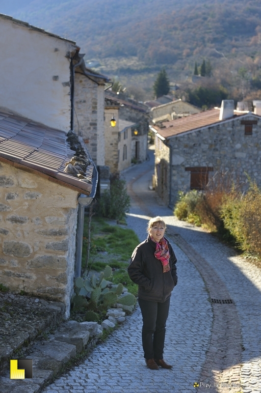 Valérie Blachier dans les ruelles de Rochebrune photo pascal blachier