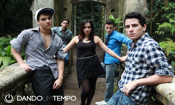 Na busca da mistura de tribos – góticos, machistas, cults e avoados – a série procura assimilar os distintos pensamentos em uma única linha de raciocínio, provando que é possível criar uma história envolvente e bem humorada a partir de problemas amorosos.