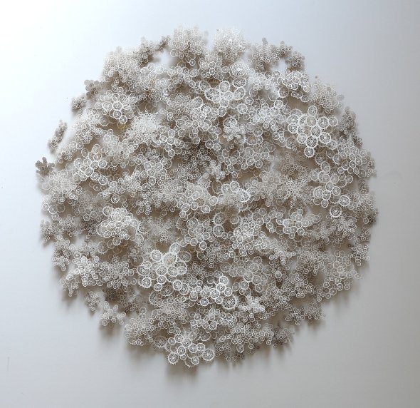 As incríveis esculturas de papel com padrões de micróbios, micro-organismos e células de Rogan Brown Rogan Brown esculturas de papel organismos microscópios micróbios células biológicas natureza