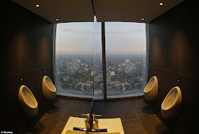 gambar menunjukkan sebuah bilik tandas di tingkat 69 bangunan itu.