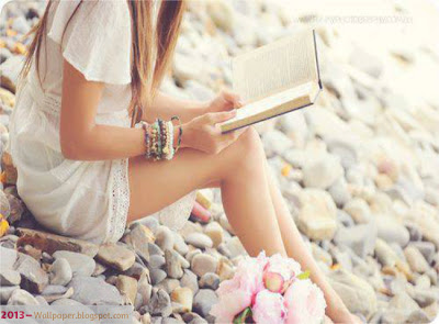awesome-beautiful-dasing-romantic-gril-with-her-notebook