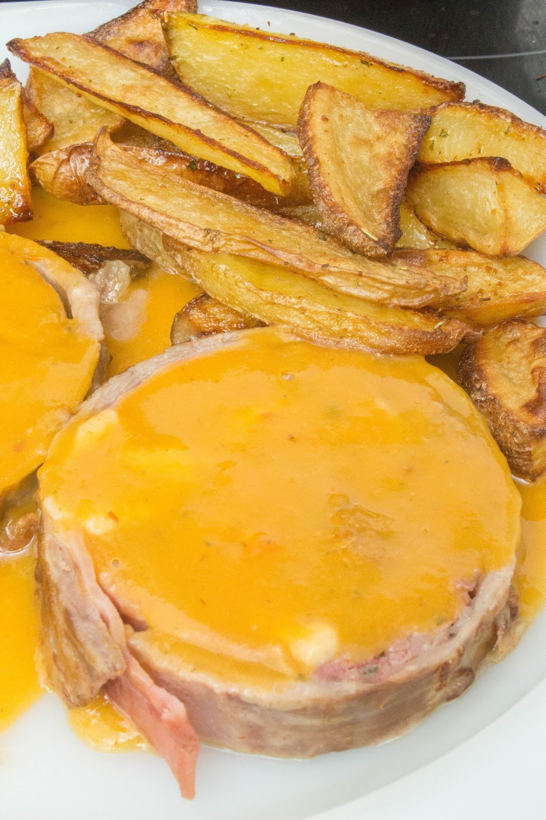 Redondo De Ternera Relleno Al Horno Con Patatas Redondo de ternera en salsa de verduras con patatas al horno | El Baúl