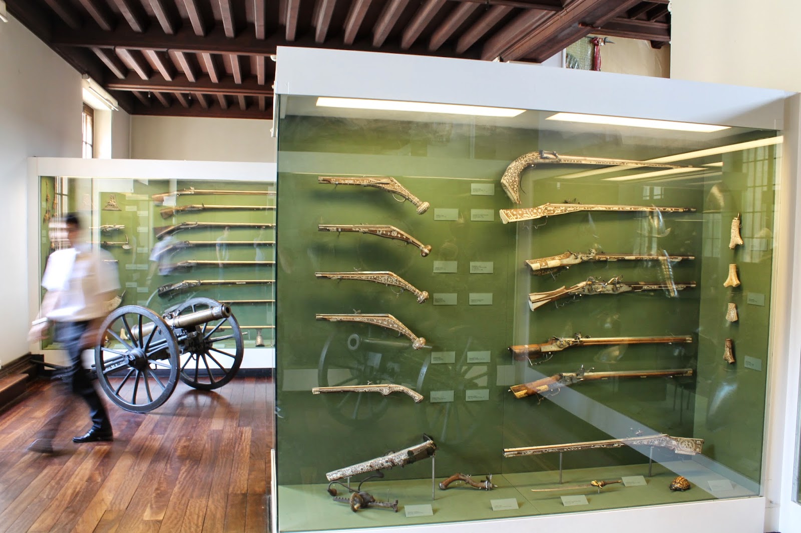 Blick in den Ausstellungssaal mit Waffen Waffen, Waffe, Rüstung, Kanone, schweizerisch, Kunstmuseum, kulturhistorisch