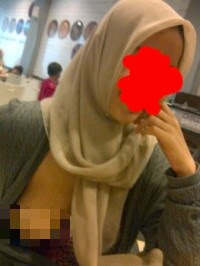 Hal Dunia Foto Gadis Bertudung Selak Buah Dada Di Restoran Makanan Segera