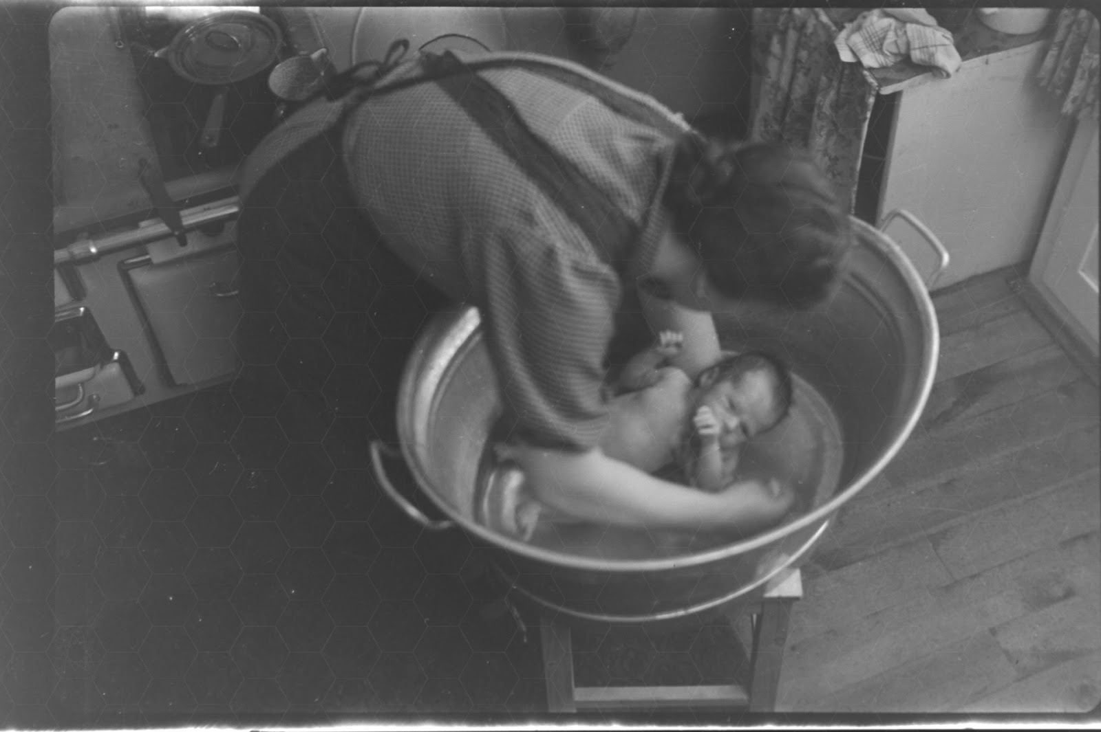 Kleinkind wird in Zinkwanne gebadet - vor 1950