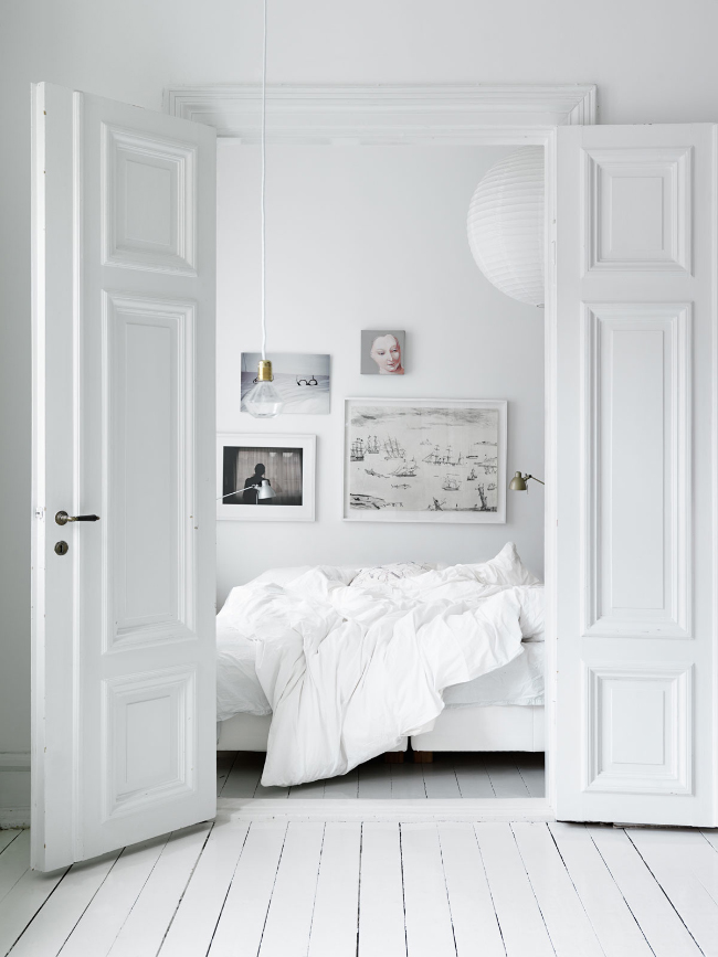 White wall gallery: små ændringer i det hvide soveværelse...