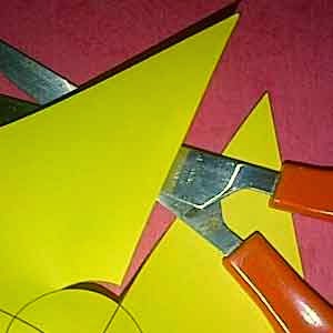 cara membuat kincir angin kertas 8 baling-baling guntinglah dengan hati-hati