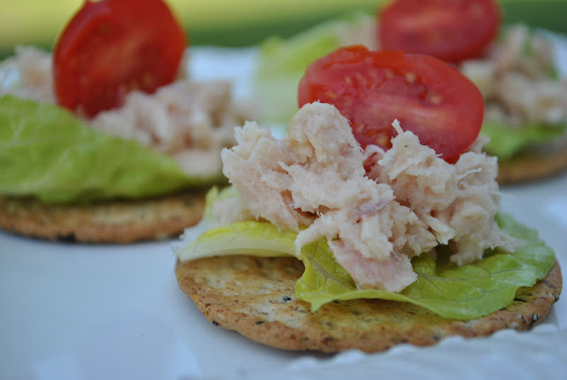 Whole grain Crackers with tuna
