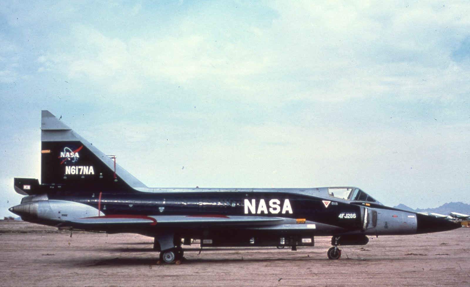 F-102A%252C+56-0998%252C+N617NA%252C+NASA%252C+DMAFB+July+1974%252C+Hugh+Muir.jpg