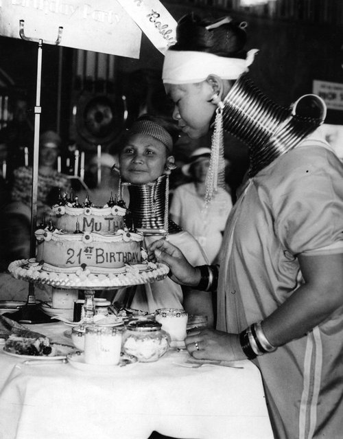 Бирманская длинношеяя женщина празднует свой двадцать первый день рождения. 1936 год.