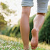 Manfaat Tersembunyi Berjalan Tanpa Alas Kaki thumbnail