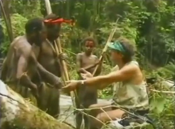 (VIDEO) Reaksi Orang Asli Pertama Kali Jumpa Orang Putih! (VIDEO) Reaksi Orang Asli Pertama Kali Jumpa Orang Putih!