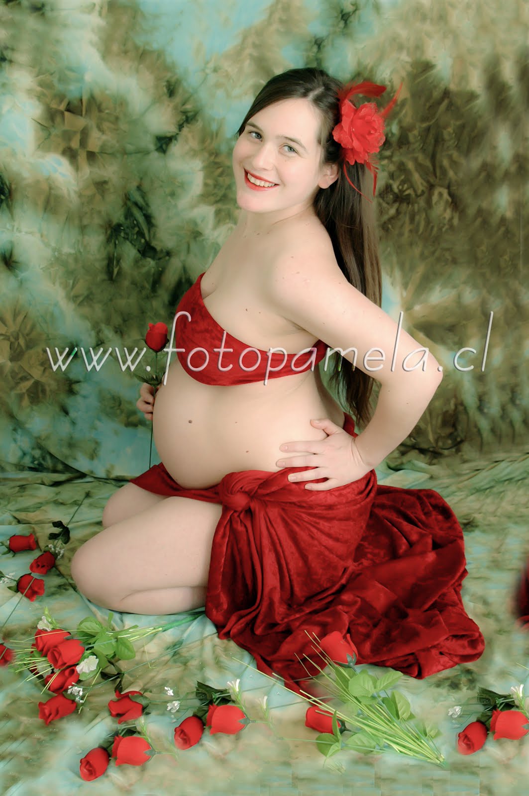 fondo verde embarazada tela roja embarazada