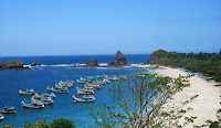 5 Tempat Wisata Terbaik di Pulau Jawa Timur Indonesia, sebuah negara yang terletak di garis khatulistiwa, negara yang mempunyai sumber daya alam yang sangat banyak, negara yang memiliki garis pantai terpanjang di dunia, dan negara yang mempunyai keberagaman budaya serta bahasa. Selagi kita masih muda, sayang sekali kalo kita belum mengenal lebih luas betapa indahnya dan beragamnya negeri kita tercinta ini, minimal dimulai dari daerah-daerah atau kota-kota terdekat dulu. Pulau Jawa, pulau yang diduduki oleh kota-kota besar, namun banyak juga tempat-tempat wisata yang dapat kita kunjungi, nikmati, terawang, dan diraba *salahfokus :)) Selain banyak tempat menarik untuk ber-selfie, Pulau Jawa pun sudah punya sistem transportasi yang dapat dibilang lebih lengkap dibanding pulau-pulau lainnya jadi mudah untuk mencapai suatu daerah, sinyalnya pun oke untuk update selfie-annya, jadi bisa dibilang Pulau Jawa ini cocok bangeudh lah untuk kakak-kakak yang istilah trendy nya "traveler pemula". Nah, kali ini saya bakal memberikan rekomendasi 5 tempat wisata terbaik di Pulau Jawa timur untuk traveler pemula, rekomendasi ini dibuat berdasarkan pengalaman saya 1. Gunung Bromo, Malang Ya, satu area wisata alam di jatim yg wajib Kamu jenguk yakni Gunung Bromo. Rasanya belum kumplit sbg satu orang traveler kalau tak mengunjungi Gunung Bromo.Keindahan Gunung Bromo bukan cuma populer di kalangan wisatawan domestik, tapi serta wisatawan mancanegara. Dengan Cara geografis, Gunung Bromo terletak di empat Kab adalah Probolinggo, Pasuruan, Malang, & Lumajang. Buat mencapai Gunung Bromo Kamu dapat membawa rute dari Malang, Pasuruan atau Probolinggo. Menikmati sunrise, menjelajah pasir berbisik, & menikmati keindahan kawah Bromo ialah tiga perihal yg mesti Kamu melakukan di sini. 2. Pantai Papuma, Jember Pantai Papuma terletak di Desa Lojejer, Kecamatan Wuluhan, Kab Jember. Di kalangan warga luas, Pantai Papuma serta dikenal juga sebagai Pantai Tanjung Papuma dikarenakan posisi daratannya yg menjorok ke laut menyerupai tanjung. mi Pantai Papuma mempunyai pemandangan yg indah sekali. Perpaduan antara pasir putih pun batu karang yg tersebar di pinggir pantai. sbg ciri khas dari Pantai Papuma ialah tujuh karang gede yg menjulang di pantai. Ukuran yg akbar dari karang-karang ini membuatnya menyerupai satu buah pulau. 3. Kawah Ijen, Bondowoso Kawah Ijen berlokasi di kawasan Cagar Alam Taman Wisata Ijen, di Kecamatan Licin, Kab Banyuwangi & Kab Bondowoso. Ruangan wisata alam di Jawa Timur ini yaitu kawah asam paling besar didunia bersama tinggi dinding kaldera mencapai 500 m & luas kawah mencapai 5,466 hektar. Kawah Ijen ini sempat dipakai juga sebagai ruangan syuting salah satu film monitor lebar Indonesia. Keindahan Kawah Ijen pun telah tersohor sampai mancanegara. Kepada pagi hri, pemandangan di sini amat sangat fantastis. Perpaduan antara sinar matahari berwarna orange & warna kawah hijau toska nan teduh. Kala dini hri, Kamu sanggup menikmati fenomena alam blue fire yg gemilang. Tapi buat menikmati keindahan kawah ini, Kamu mesti lakukan pendakian ke Gunung Ijen lebih-lebih, menjadi jangan sampai lupa buat menyiapkan stamina Kamu. 4. Pantai Pulau Merah, Banyuwangi Pantai Pulau Merah terletak di Desa Sumberagung Kecamatan Pesanggaran, Kab Banyuwangi. Pantai Pulau Merah ialah pantai bersama ciri-ciri seperti rata-rata pantai di Brazil. Pantai ini pula serupa bersama Pantai Kuta di Bali, maka tepat utk lokasi berselancar. Terkecuali pemandangan sunset yg amazing di pantai ini, nyata-nyatanya Pantai Pulau Merah pun jadi maksud selancar berkelas dunia di Pulau Jawa. Keadaan ombak di sini yg mencapai empat hingga lima m amat sesuai bagi para peselancar dari bermacam macam tingkatan. Sambil berselancar diatas gulungan ombak, Kamu dapat menikimati indahnya pemandangan pegunungan hijau & angin yg sejuk.