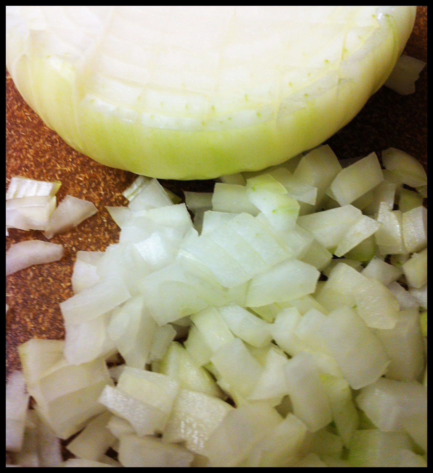 http://4.bp.blogspot.com/-swwBJkvhdaQ/TzGdEh2PghI/AAAAAAAAFUE/AfTxjST2Izk/s1600/how+to+cut+an+onion.JPG