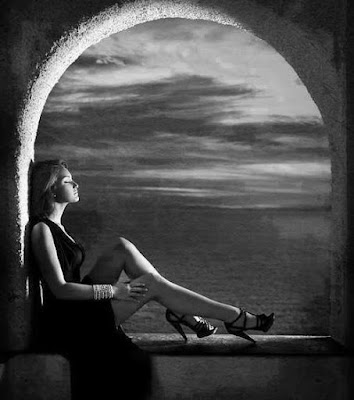 La nuit vient de tomber, plein d'amour rien que toi et moi Il est l'heure, tu viens d'arriver, vers l'amour à deux, rien que toi et moi.