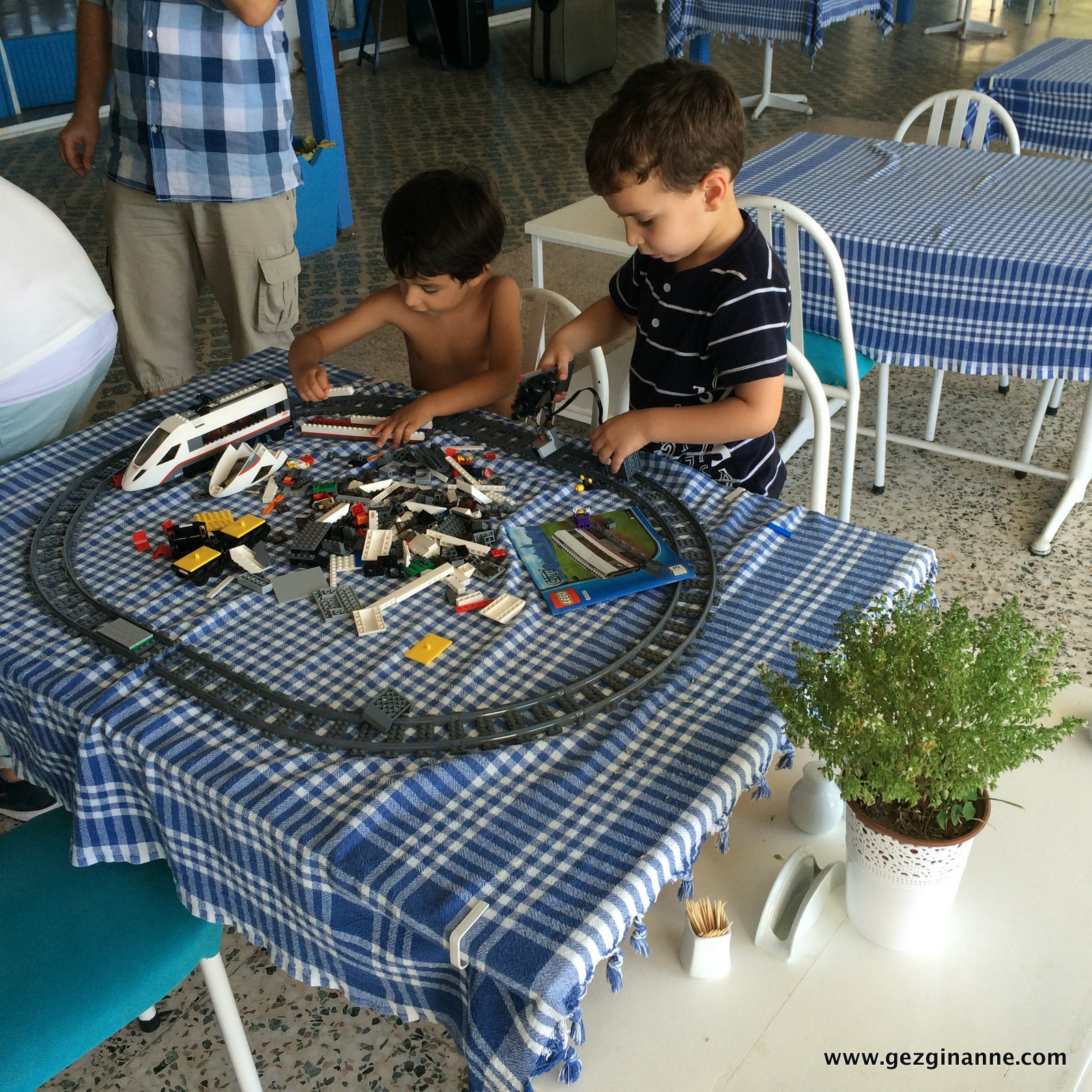 Gezgin Anne Çeşme�de Tatil (Dikkat! Çok Çocuk İçerir&hellip;)