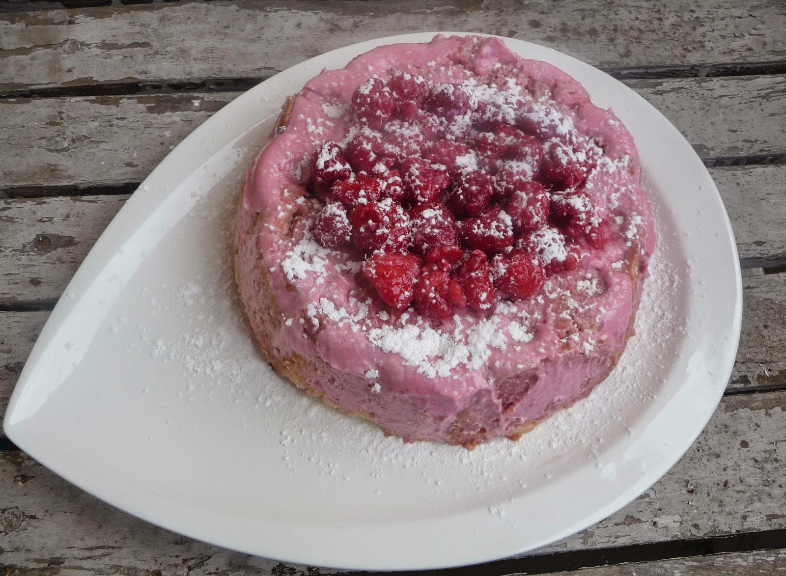 Cuillère, aiguille et scie sauteuse Charlotte aux framboises, fromage