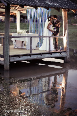 Fotógrafo Casamento Porto Alegre - Foto de Babi Nakata - Noivos com reflexo na água Fotógrafo Casamento Porto Alegre - Foto de Babi Nakata - Noivos com reflexo na água