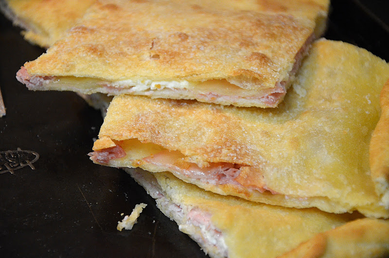 Focaccia farcita al prosciutto e formaggio da Kitchen 4 Happiness su