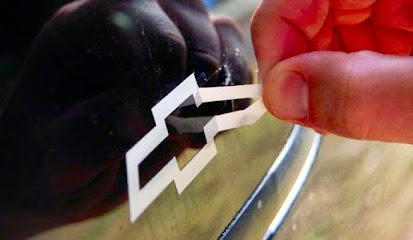 Melepas Stiker di Kaca Mobil Menghilangkan Stiker Pada Kaca Mobil Menggunakan Produk WD 40