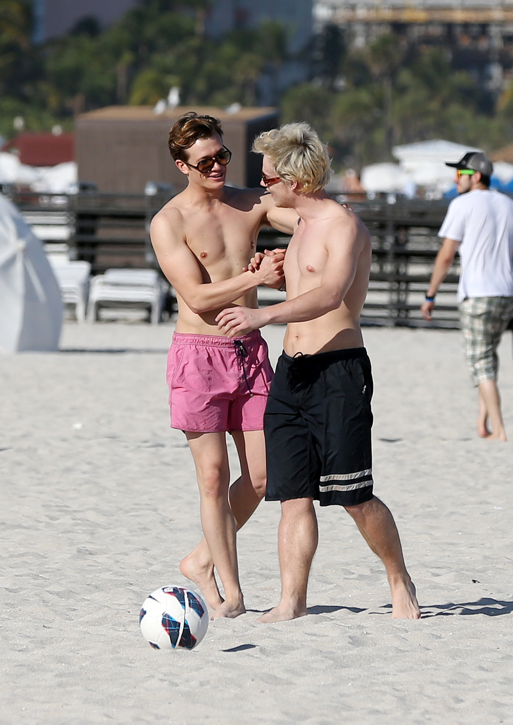 robert intre vis si realitate Ed Speleers cele mai noi poze pe plaja in Miami