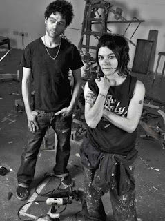 Pareja de artistas posando blanco y negro