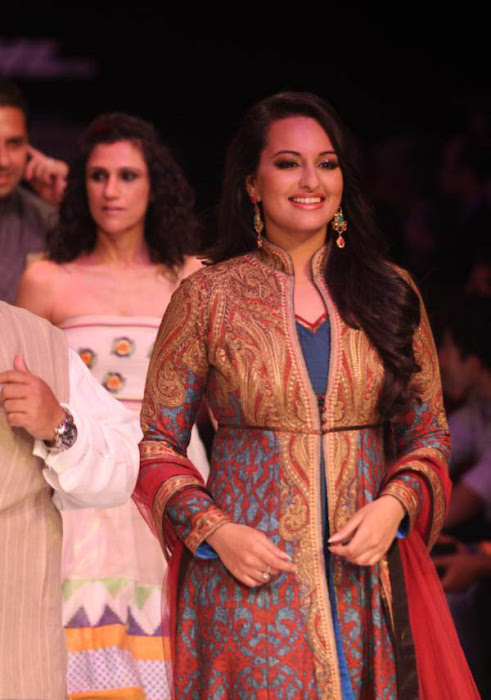 sonakshi sinha at lakme fashion week cute stills