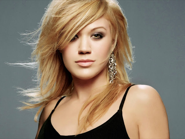 Foto di Kelly Clarkson Kelly Clarkson - Underneath The Tree - traduzione testo video download