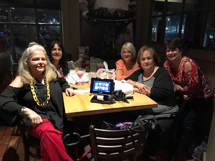 Lory Gonzalez: Viernes, Enero 4, 2019 - Con Sus Amigas en Chilis