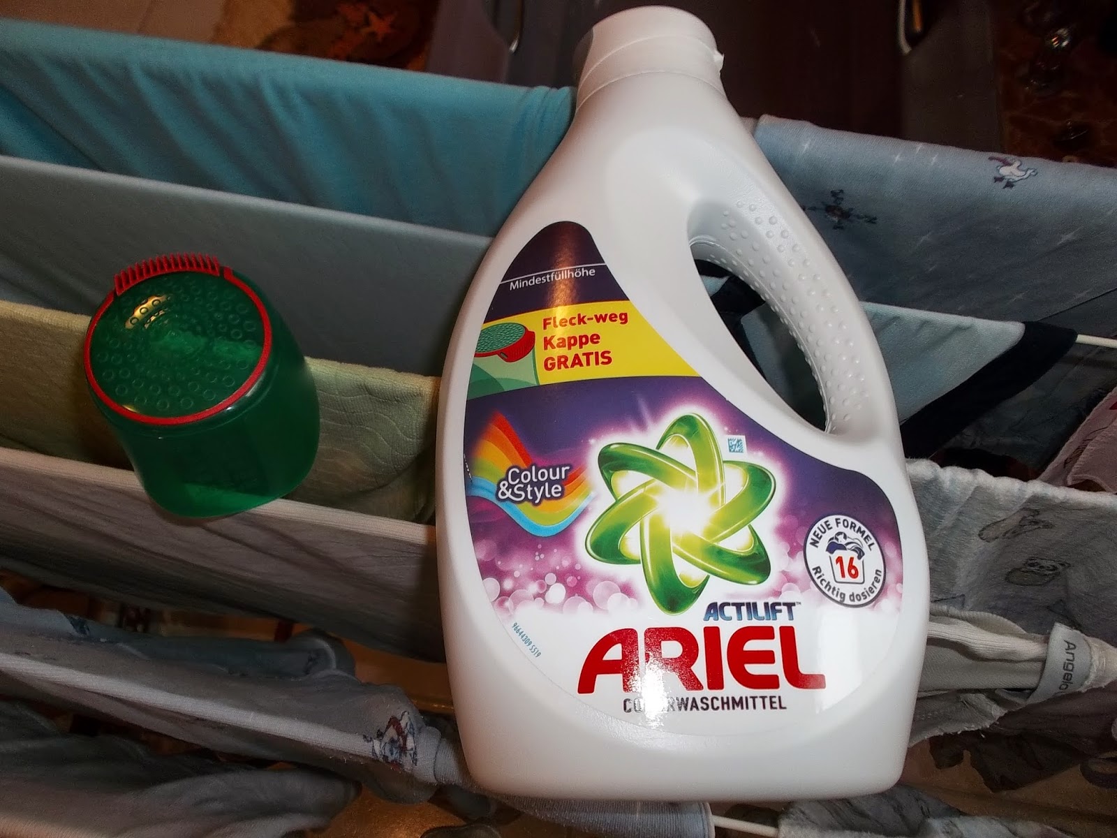 Absolut ehrlich!*****: Ariel Flüssigwaschmittel mit Fleck-weg Kappe