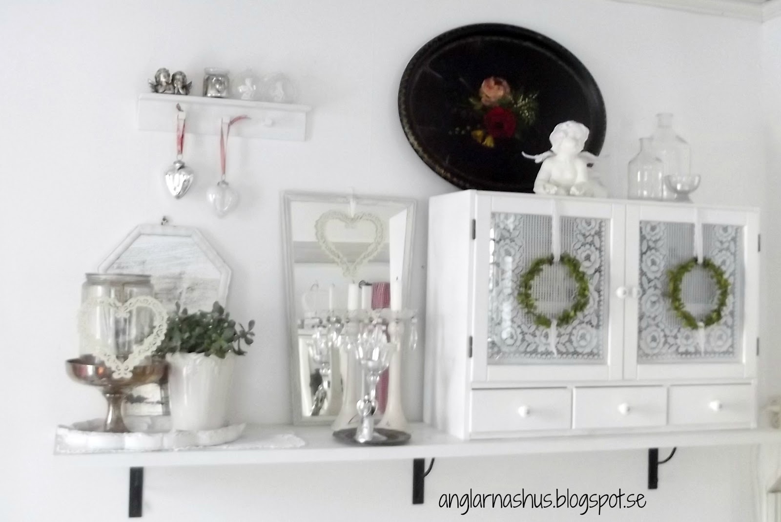 Ãnglarnas hus vintage in romantic style: en svart bricka med ...