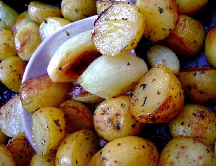Batatas e Cebolas Assadas com Alecrim Batatas e Cebolas Assadas com Alecrim (vegana)