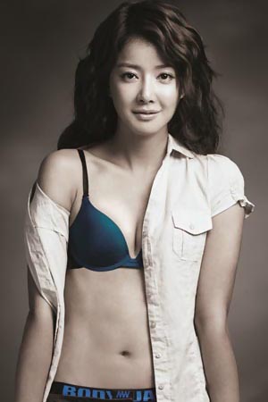 Tak hanya sebagai aktris, Lee Si-young yang cantik dan seksi ini ternyata j...