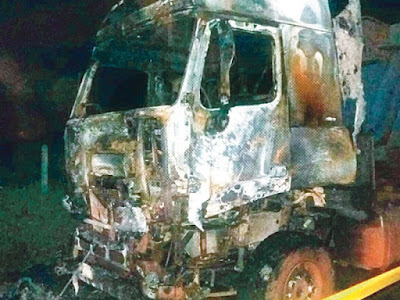Penduduk nekad bakar lori bauksit Penduduk nekad bakar lori bauksit