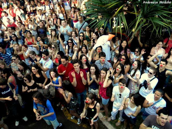 Estudantes na porta da reitoria da Universidade Estadual de Maringá